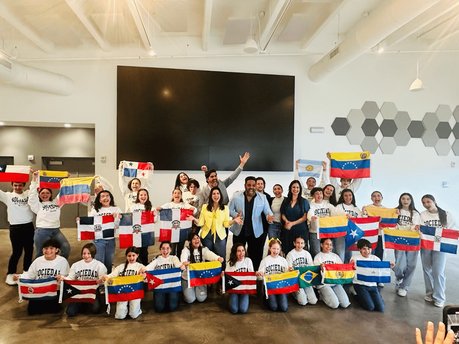 Estudiantes de distintas edades participando en actividades de actuación y producción dentro de SAH Conservatory